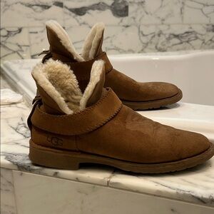 UGG McKay Chelsea Bootie Chestnut Sheepskin Ankle Boots Women's Size 8 Tan